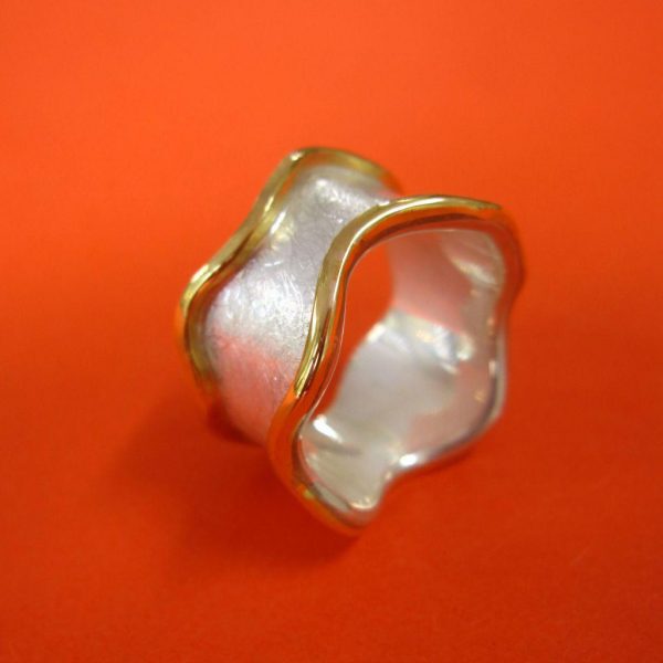 Silber Ring mit Wellenform und Gold Rand