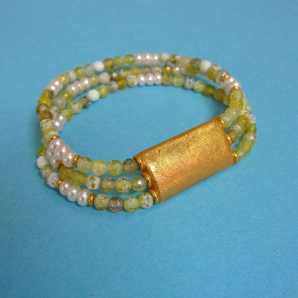 Zartes 3-fach Armband mit Achat und weißen Perlen