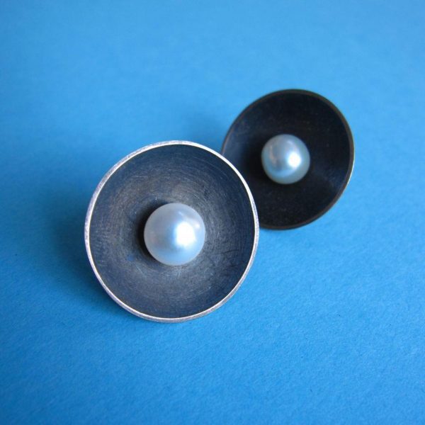 Ohrstecker mit Silber schwarz oxidiert und mit runder Perle