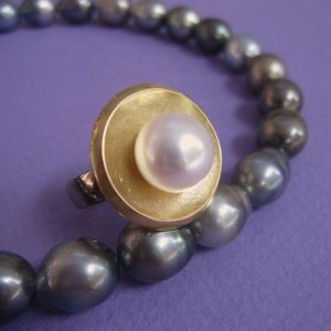 Palladium Ring mit Perle und 750 Gold Umrandung