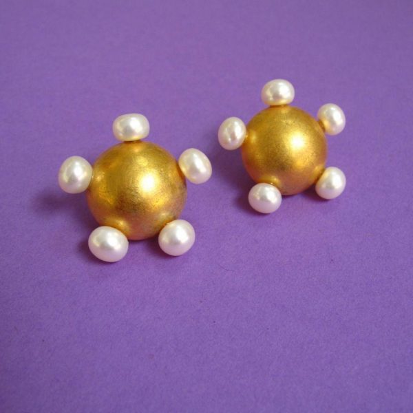 Vergoldeter Prinzessin Blüten-Ohrstecker mit fünf weißen Perlen