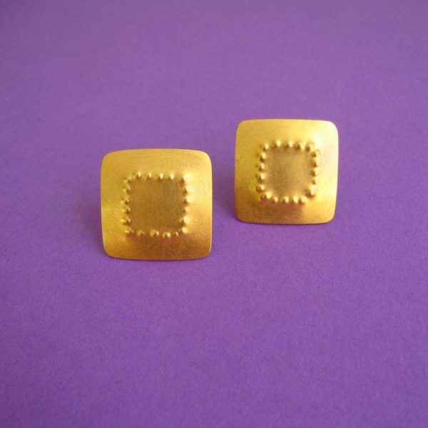 Punktierte, quadratische Ohrstecker in Gold und Silber