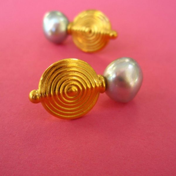 Graue Perlen Stecker mit rundem gold Ornament