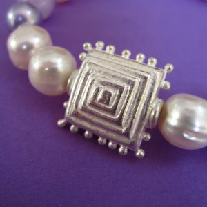 Perlenarmband mit Amethyst, Silber Ornament