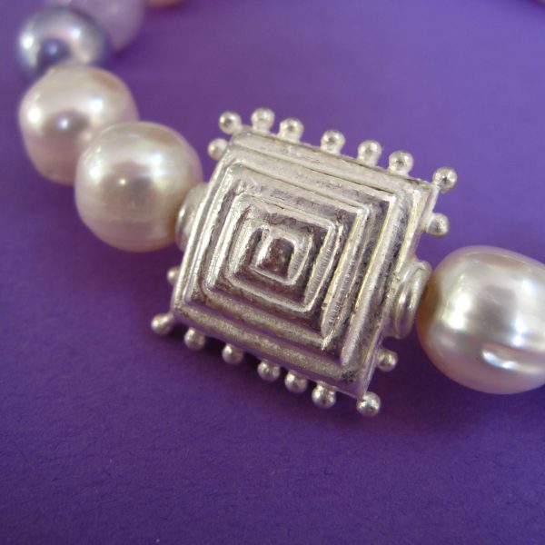 Perlenarmband mit Amethyst, Detail Silber Ornament