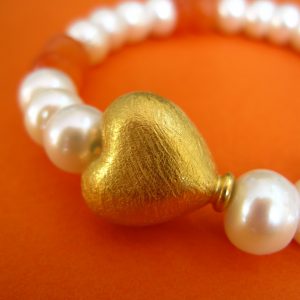 Weißes Perlenarmband mit Karneol, veroldetem Herz Ornament