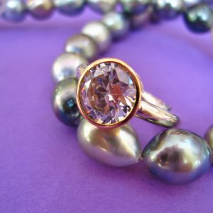 Violetter Zirkonia Ring mit Silber und 750 Gold Schale