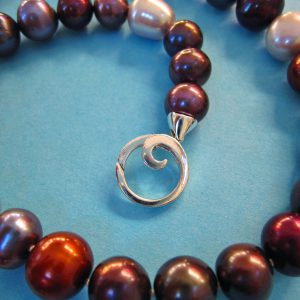 Dunkles Perlen Collier mit Silber Spirale