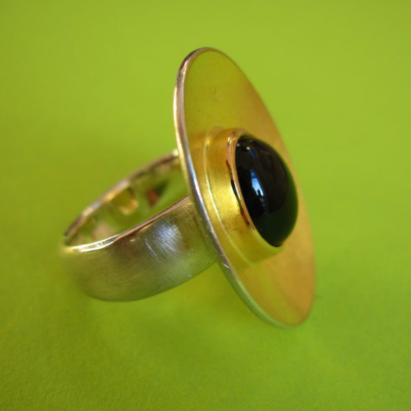 Ovaler Turmalin Ring in Gold und Silber seitlich