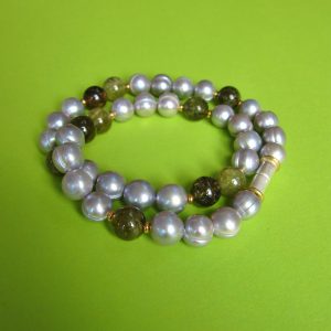 Graue Perlen Collier mit grünem Granat Kugeln