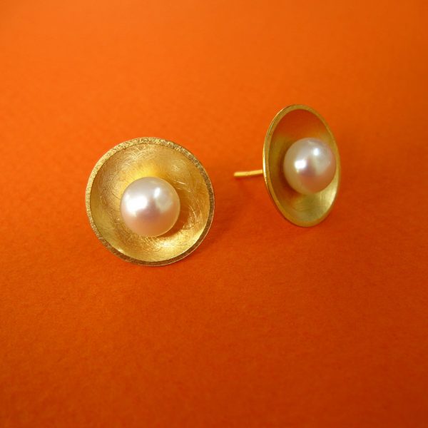 Runde Ohrstecker mit Perlen Silber vergoldet Detail
