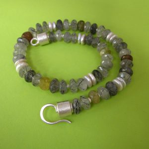Turmalinquarz Collier grüner Granat und Perlen