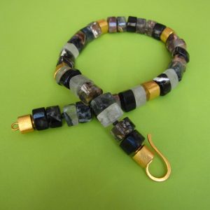 Dunkles Quarz Collier mit vergoldeten Ornamenten