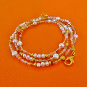 Armkette mit hellem Karneol, Perlen und Ornamenten