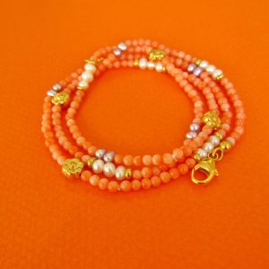 Krorallen Armkette / Wickelarmband mit Perlen und vergoldeten Ornamanten