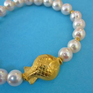 Perlen Armband mit vergoldetem Fisch