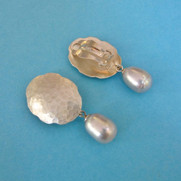 Ovale gehämmerte Silber Clips mit Perle Rückseite