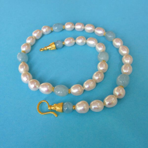 Perlencolier mit Aquamarin und Öse-Haken Verschluss, Länge: 44cm